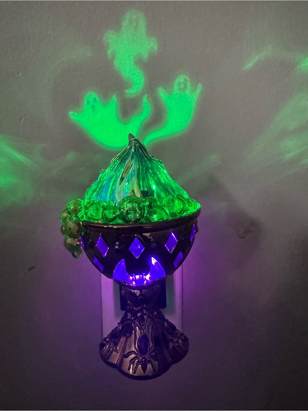 Bath & Body works Halloween light up plug Haunted Cauldron with ghosts